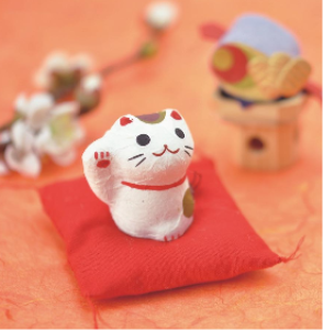 Maneki neko  - japoński kot z wróżbą i roślinką - biały